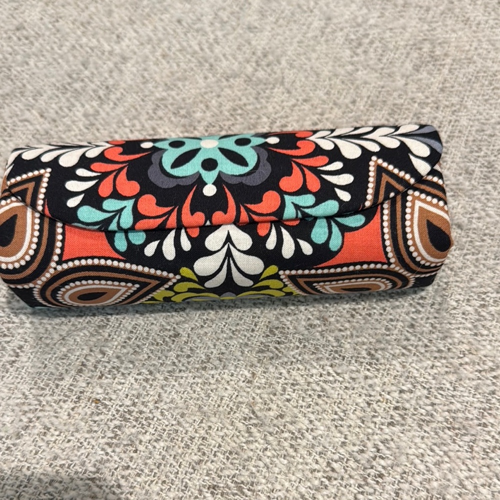 Vera Bradley Glasses Case with Bold Design - Picture 1 of 2